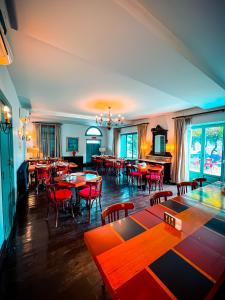 restauracja ze stołami i krzesłami w pokoju w obiekcie Via Mina Hotel w mieście El Mîna