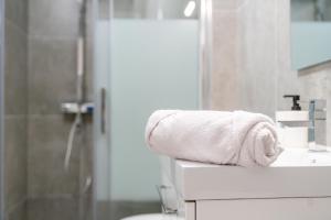 La salle de bains est pourvue d'une serviette blanche sur un lavabo. dans l'établissement **Le Classique** - Appartement 40m² à 500m de la Place d'Armes de Douai, à Douai
