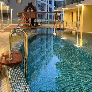 una piscina con scivolo e un parco giochi di Luxury apartment in Muscat Hills a Mascate