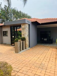 Casa con patio de ladrillo con chimenea en Ultimate Sky-3 bedroom villa, en Pretoria