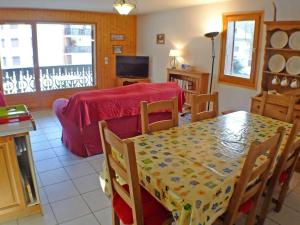 a living room with a table and a couch at Appartement Samoëns, 4 pièces, 6 personnes - FR-1-629-87 in Samoëns