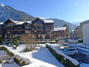 a large apartment building with snow in a parking lot at Appartement 4 pièces au coeur de Samoëns - Résidence Les Grandes Alpes - FR-1-629-87 in Samoëns +5 photos