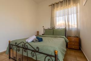 sypialnia z łóżkiem i oknem w obiekcie Superior apartment LA w mieście Larisa