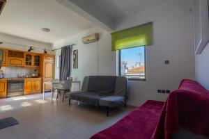 a living room with a couch and a table and a kitchen at Superior apartment LA in Larisa