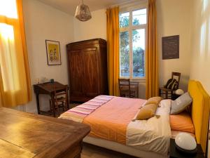 Chambre sur la falaise de Pontaillac في فو سور ميه: غرفة نوم بسرير وطاولة ونافذة