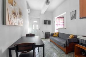 a living room with a couch and a table at Beautiful apartment LA in Larisa