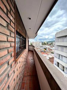 balcón con pared de ladrillo y ventana en Depto pleno centro de Salta ! hasta 5 personas en Salta