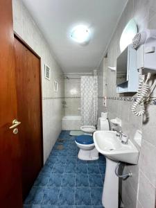 baño con 2 aseos y lavamanos en Depto pleno centro de Salta ! hasta 5 personas en Salta