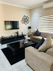 TV a/nebo společenská místnost v ubytování Ultimate Sky-2 bedroom villa