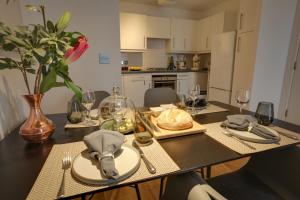 eine Küche mit einem Tisch und Teller mit Lebensmitteln darauf in der Unterkunft Central London - The Shoreditch, Angel, Old Street Apartment in London