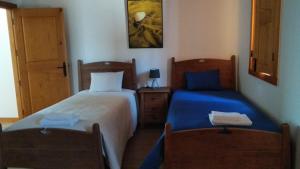 Zimmer mit 2 Betten und 2 Stühlen in der Unterkunft Quinta da Fonte 