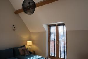 uma sala de estar com um sofá azul e uma janela em 16 St Martins near to Steep Hill em Lincoln