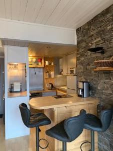 cocina con mesa de madera y 2 sillas en Mer de Glace, en Chamonix-Mont-Blanc
