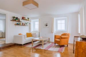 uma sala de estar com duas cadeiras e uma mesa em Idyllisches Landhaus mit Teich 