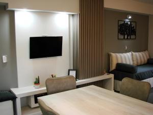 een woonkamer met een tv aan de muur bij Departamento Rivadavia in Santa Rosa