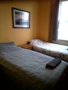 Un pat sau paturi într-o cameră la St George's hotel