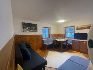 ein Wohnzimmer mit einem Sofa und einem Tisch in der Unterkunft Webershof in Umhausen