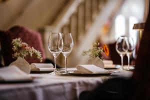 een tafel met wijnglazen en servetten erop bij Grand Hotel en Résidence De Draak in Bergen op Zoom
