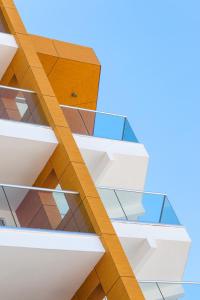 une image d'un bâtiment avec balcons en verre dans l'établissement Captain Pier Hotel, à Protaras