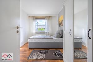 ハノーファーにあるAnyroomdirect Private Apartments in Laatzen Near Hannover Exhibition ROOM AGENCYの小さなベッドルーム(ベッド1台、窓付)