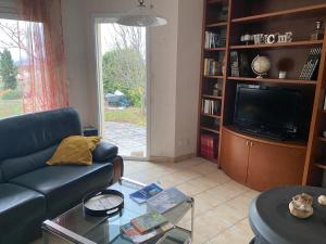 Telewizja i/lub zestaw kina domowego w obiekcie Maison PHILIPPE et Fils