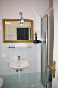 bagno con lavandino, specchio e doccia di Appartamento magico nel centro del borgo L'ancora. a Laigueglia
