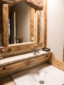 La salle de bains est pourvue d'un lavabo et d'un miroir. dans l'établissement La luge, à Cormaranche-en-Bugey