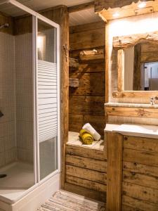 La salle de bains est pourvue d'une douche et d'un lavabo. dans l'établissement La luge, à Cormaranche-en-Bugey