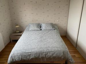 Łóżko lub łóżka w pokoju w obiekcie Maison PHILIPPE et Fils