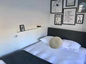 een slaapkamer met een bed met een kussen erop bij Quiet Waterloft near Amsterdam and Schiphol WS11 in Aalsmeer