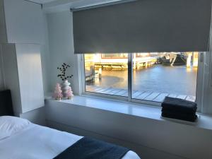 Quiet Waterloft near Amsterdam and Schiphol WS11客房内的一张或多张床位