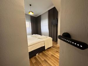 um pequeno quarto com uma cama e uma janela em Asparagus HOTEL & SUITES OLD CITY em Istambul