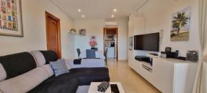 Telewizja i/lub zestaw kina domowego w obiekcie Homes of Spain, Al Andalus Thalassa JO, Apartamento con vistas, WIFI