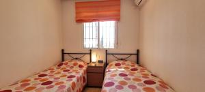 mały pokój z dwoma łóżkami i oknem w obiekcie Homes of Spain, Al Andalus Thalassa JO, Apartamento con vistas, WIFI w mieście Vera