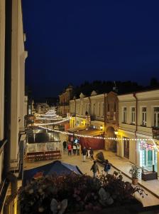un groupe de personnes se promenant dans une ville la nuit dans l'établissement tbilicity hotel, à Tbilissi