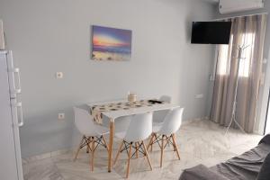 TV at/o entertainment center sa Bright & Comfy Apartments near the beach