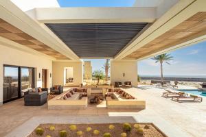 un soggiorno a pianta aperta con vista sull'oceano di Anantara Sahara-Tozeur Resort & Villas a Tozeur