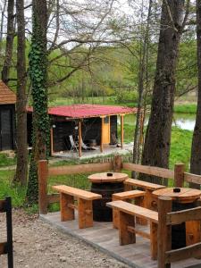 um grupo de mesas de piquenique num parque em Kuća za odmor/Party kuća em Lukinić Senovec