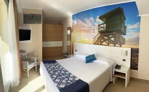 1 dormitorio con 1 cama con una pintura en la pared en Hotel Sporting Brugherio en Brugherio