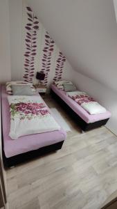 dwa łóżka siedzą w pokoju z hermottermott w obiekcie Apartmán Café u Kordulky w mieście Ratíškovice