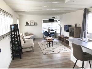 阿斯米尔Quiet Waterloft near Amsterdam and Schiphol WS17的房间里有一张沙发和一张桌子的客厅