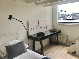 Quiet Waterloft near Amsterdam and Schiphol WS17客房内的一张或多张床位