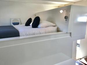Quiet Waterloft near Amsterdam and Schiphol WS17客房内的一张或多张床位