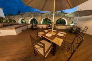 Hotel Boutique Casa San Diego في موريليا: فناء في الهواء الطلق مع طاولات وكراسي مع مظلات