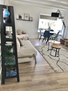 Quiet Waterloft near Amsterdam and Schiphol WS17的休息区
