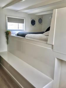 Quiet Waterloft near Amsterdam and Schiphol WS17客房内的一张或多张床位