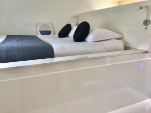 Quiet Waterloft near Amsterdam and Schiphol WS17客房内的一张或多张床位