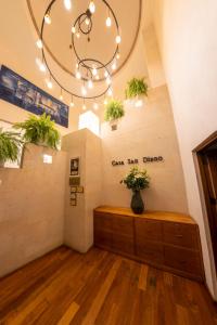 モレリアにあるHotel Boutique Casa San Diegoの壁に植物のカウンターが付いた部屋