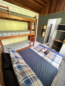 a bedroom with two bunk beds in a cabin at Marema Pousada in Ilha do Mel