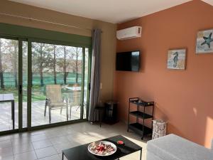 Μια τηλεόραση ή/και κέντρο ψυχαγωγίας στο Kakovatos - Luxury sea apartment “Roberta” 66m2